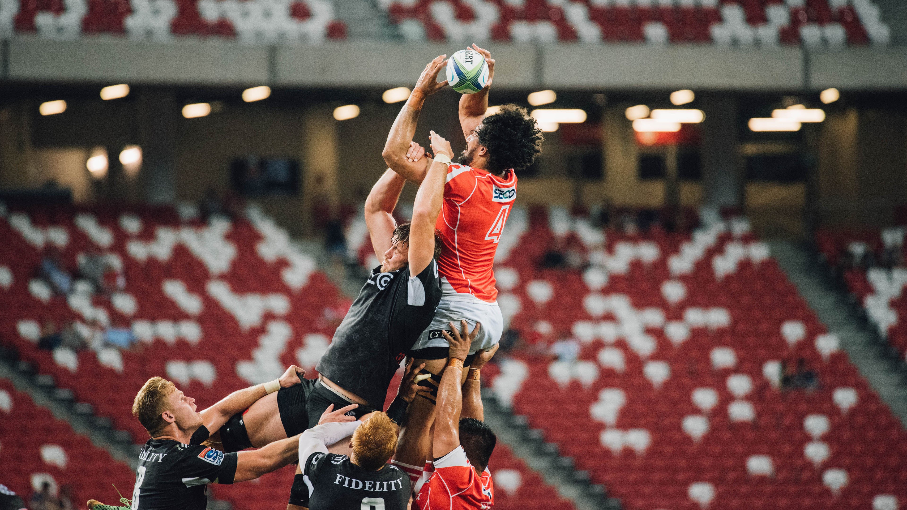 在一次经典对决中，库里连续两节投中九个三分球，带领勇士轻松取胜！