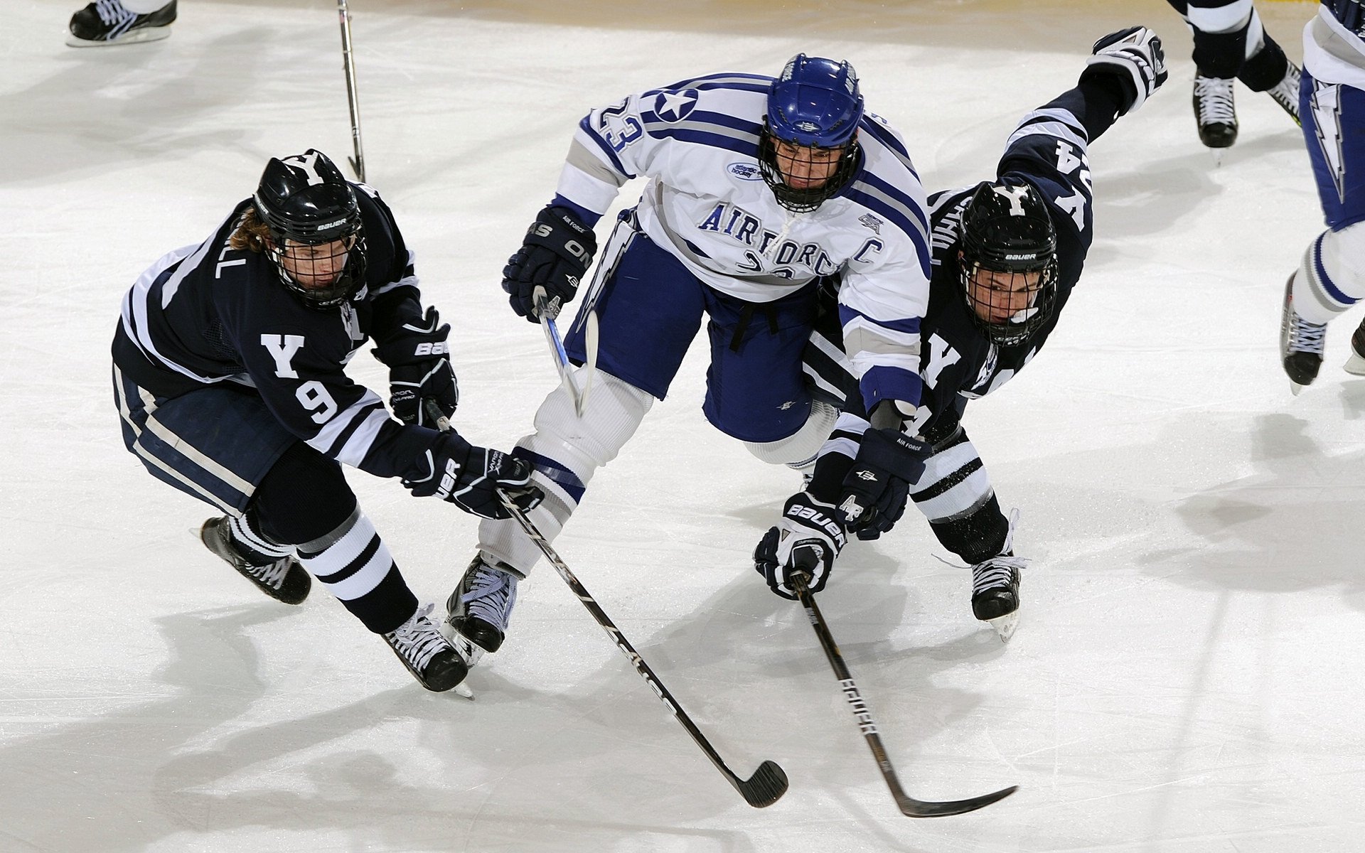 在一次经典对决中，库里连续两节投中九个三分球，带领勇士轻松取胜！